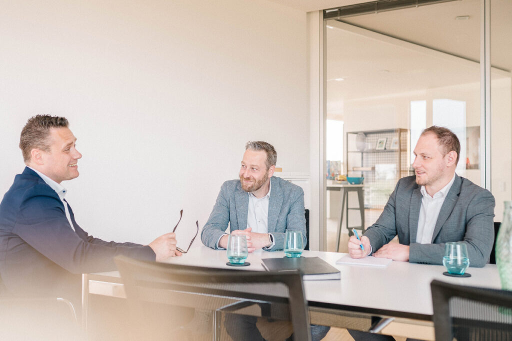 Die drei Geschäftsführer von Stiefvater & Walk – Magnus Walk, Björn Stiefvater und Steffen Erbsland – bei einer Besprechung am Konferenztisch