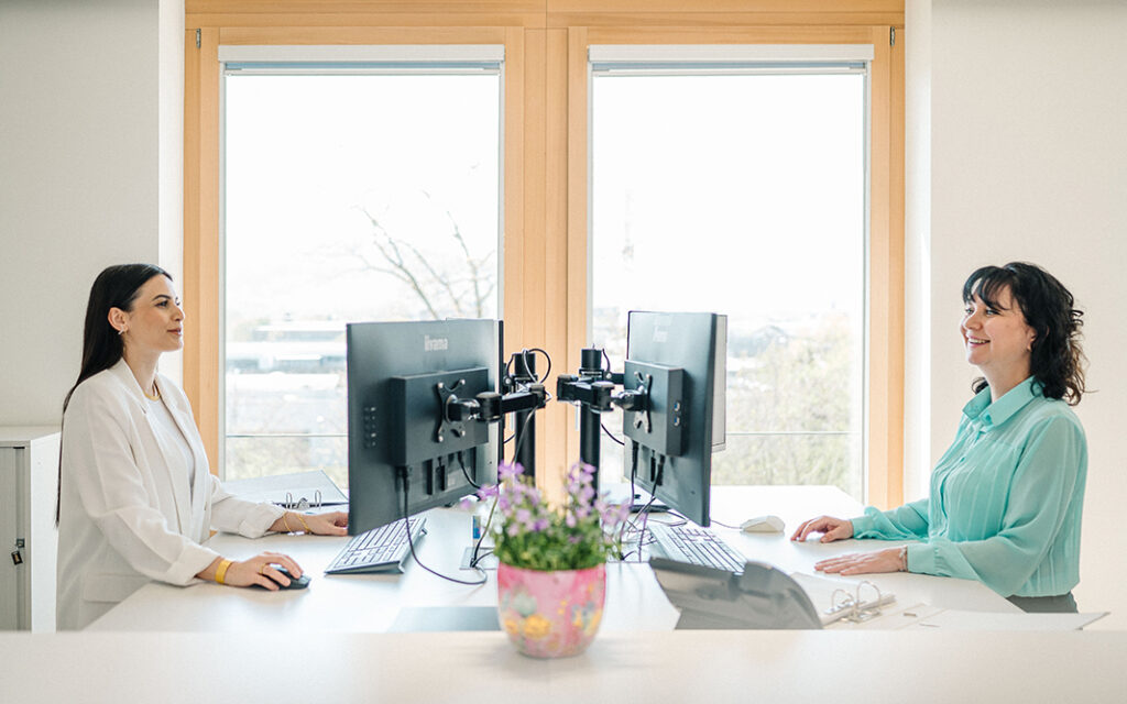 Zwei Mitarbeiterinnen der Steuerkanzlei Stiefvater & Walk arbeiten an modernen DATEV-Arbeitsplätzen in der digitalen Kanzlei