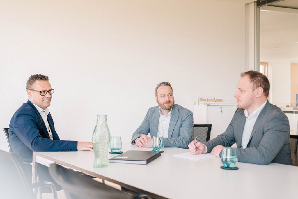 Drei Steuerberater im Meeting, im Gespräch am Konferenztisch